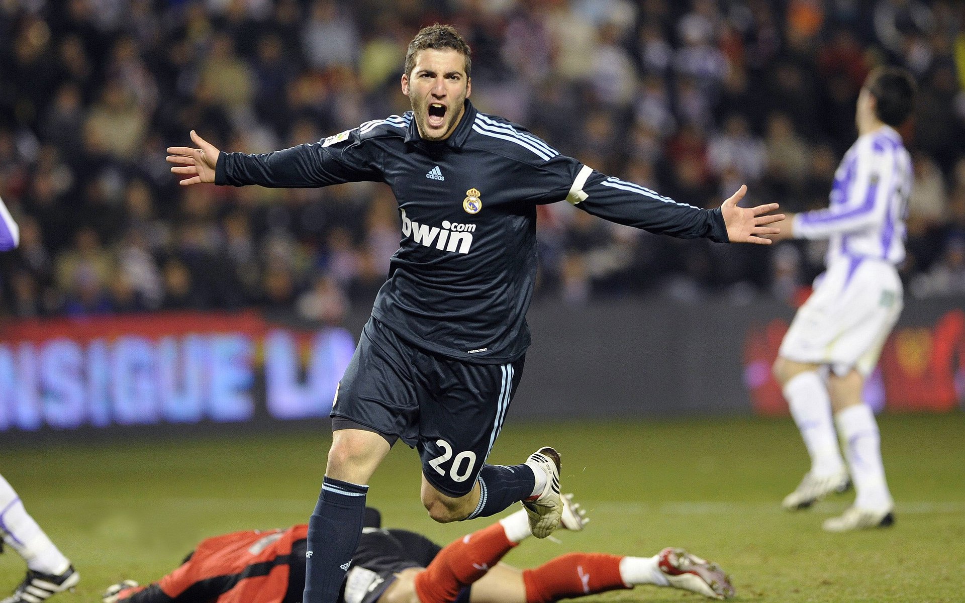 中国花样游泳队巴黎奥运备战进入冲刺阶段，新编排惊艳亮相